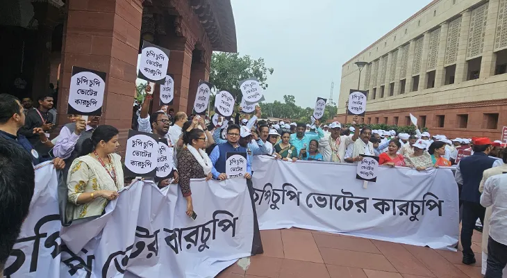 চুপি চুপি ভোটের কারচুপি: দিল্লিতে ‘ভোট চুরি’র বিরুদ্ধে সরব তৃণমূল, বাংলায় পোস্টার লিখে প্রতিবাদ