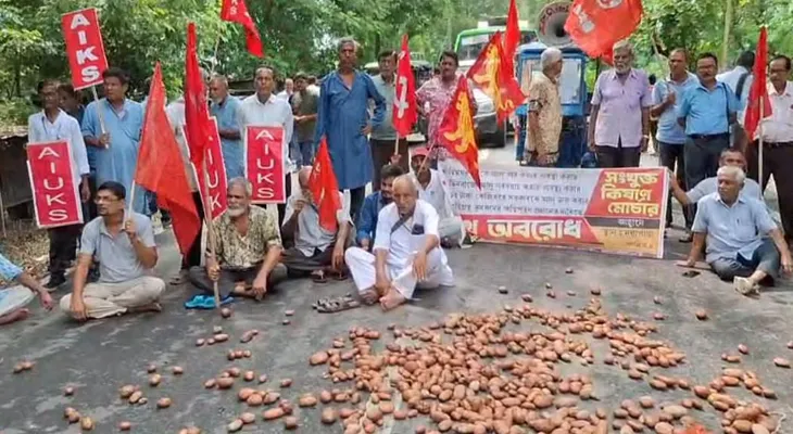 রাস্তায় আলু ফেলে বিক্ষোভ সংযুক্ত কিষান মোর্চার