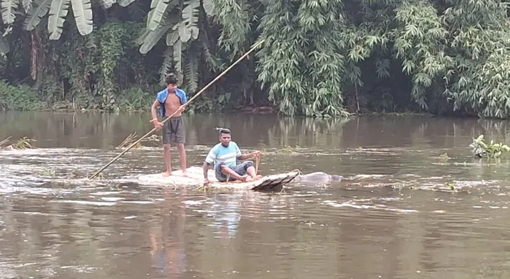 শোলার ভেলায় চেপে মাঝনদী থেকে দেহ উদ্ধার করল কিশোর, পুরস্কৃত করার সিদ্ধান্ত পঞ্চায়েতের