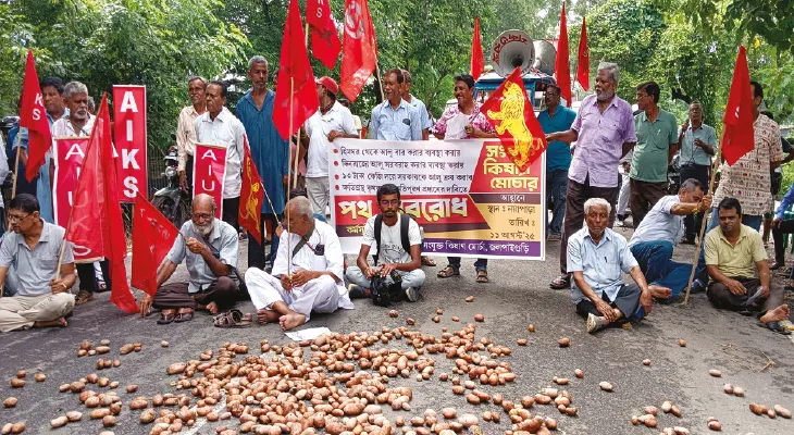দাম মিলছে না, রাস্তায় আলু ফেলে অবরোধ সংযুক্ত কিষান মোর্চার