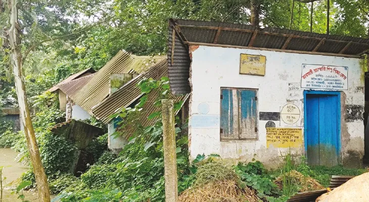 কালমাটি অগ্রগামী শিশুশিক্ষা কেন্দ্র, ব্যবহারের অযোগ্য স্কুলবাড়ি, আড়াই কিমি দূরে যেতে হচ্ছে খুদে পড়ুয়াদের