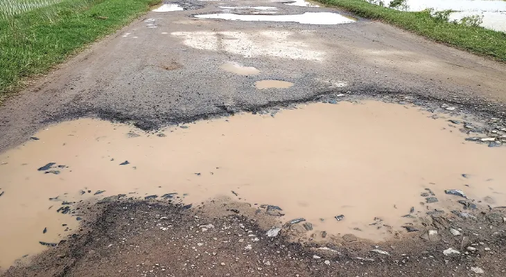 গোপীবল্লভপুরের বেহাল রাস্তা দিয়ে সব্জি নিয়ে যেতে নাকাল চাষিরা, হয়নি সংস্কার