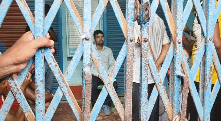 দাঁতনে ব্যাঙ্ক কর্মীদের  ঘিরে বিক্ষোভ