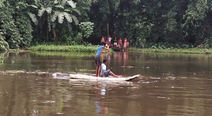 শোলার ভেলা নিয়েই ভরা করলা নদীতে ঝাঁপ, দাঁড়িয়ে দেখল প্রশাসন, ঝুঁকি নিয়ে দেহ উদ্ধার কিশোরের