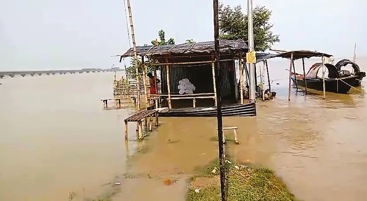গঙ্গার জলবৃদ্ধি, আতঙ্কের প্রহর গুনছে ফরাক্কা ও সামশেরগঞ্জ