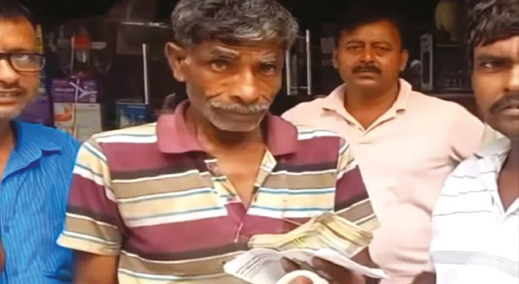 ডাব বিক্রি করে চলে সংসার, কুড়িয়ে পাওয়া ২ লক্ষ টাকা ফেরালেন বহরমপুরের সনাতন