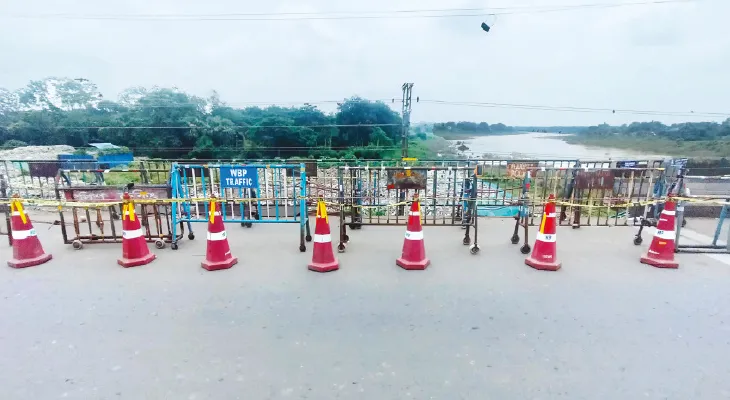 রামকৃষ্ণ সেতু দিয়ে যেতে পারে খালি বাস, যাত্রীরা হেঁটে: ডিএম