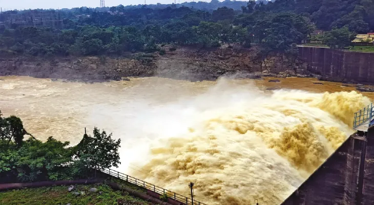 ভরা বর্ষায় শুকনো মাইথন-পাঞ্চেত, রা঩জ্যের আপত্তি উড়িয়ে জল ছেড়েই চলেছে ডিভিসি