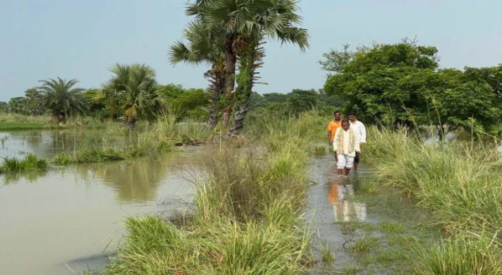 কেতুগ্রামের গোমাই-অম্বলগ্রামের মধ্যে কাঁদরের কাঠের সেতু ভেঙে বিচ্ছিন্ন গ্রাম