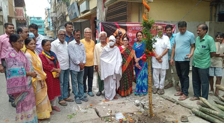 ইংলিশবাজারের বিএস রোড বেলতলা ক্লাবে এবারের আকর্ষণ আদিবাসী থিম