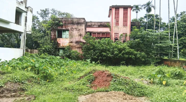 দত্তপুকুরে বেহাল জেলা পরিষদের স্বাস্থ্যকেন্দ্র, ‘বেহাত’ সরকারি জমি
