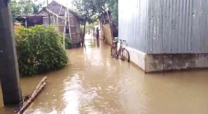 চাকদহে ভাগীরথীর জল ঢুকছে  গ্রামে, ভাঙনে চিন্তায় বাসিন্দারা