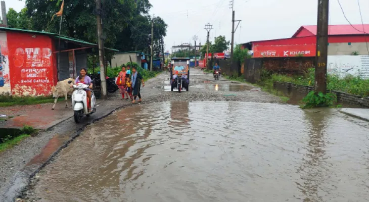 ডাবগ্রাম-ফুলবাড়ির সিংহভাগ রাস্তাই অলিখিত ডোবা, দুর্ভোগ