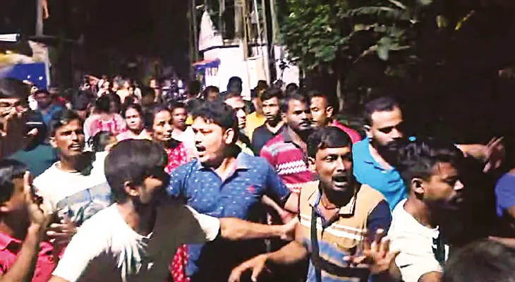 জমা জল সরানো নিয়ে অশোকনগর আর হাবড়ার বাসিন্দাদের হাতাহাতি