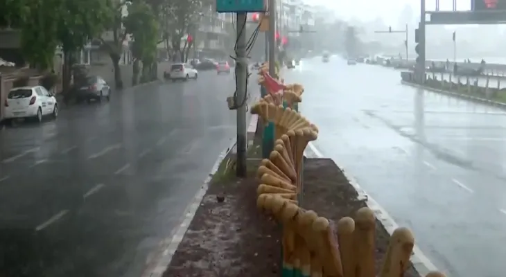 সাত সকালেই মুম্বইতে ভারী বৃষ্টি