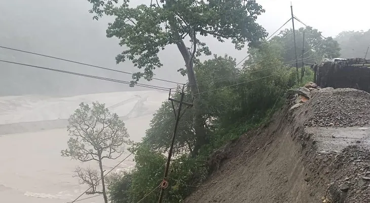 বুধবার ফের ১০ নম্বর জাতীয় সড়কের শ্বেতিঝোরায় থাবা বসিয়েছে তিস্তা নদী, রাস্তার একাংশ নদীর গর্ভে