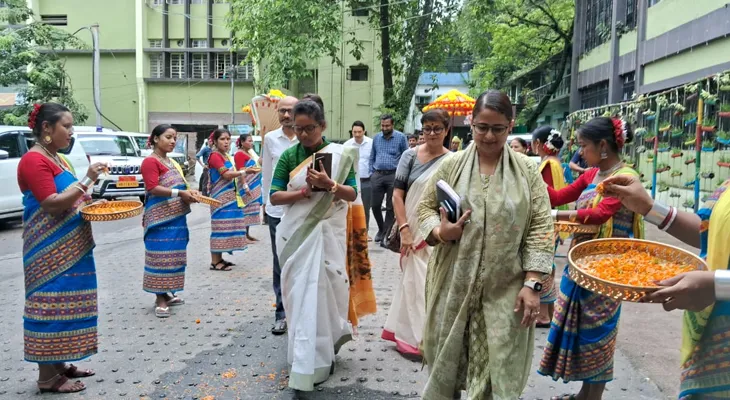 ‘আমাদের পাড়া আমাদের সমাধান’ কর্মসূচি কেমন চলছে, খতিয়ে দেখতে জলপাইগুড়িতে খাদ্য দপ্তরের প্রতিমন্ত্রী জ্যোস্না মান্ডি, জেলা প্রশাসনের সঙ্গে বৈঠক