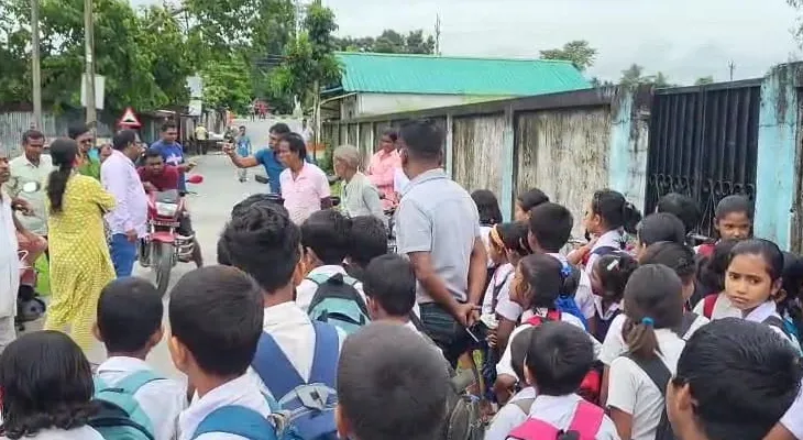 জল সরেনি স্কুলে, প্রতিবাদে আজ জলপাইগুড়ি বালাপাড়া তিস্তার চর এসপি প্রাইমারি  স্কুলের গেটে দিয়ে বিক্ষোভ স্থানীয়দের