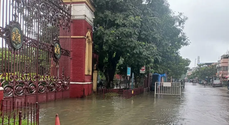 ভোর থেকে একনাগারে বৃষ্টিতে জলমগ্ন কোচবিহার রাজবাড়ির মূল ফটক ও তার সামনের কেশব রোডে