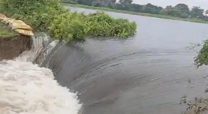 পাটনেশ্বরী বদন নালার এক্স জমিদারি বাঁধ ভেঙ্গে মুর্শিদাবাদের খড়গ্রাম ব্লকের বালিয়া পঞ্চায়েতের বিস্তীর্ণ কৃষিজমি প্লাবিত