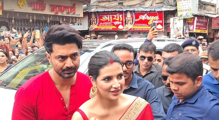 নৈহাটির বড়মার মন্দিরে আজ বিকেলে পুজো  দিলেন দেব এবং শুভশ্রী