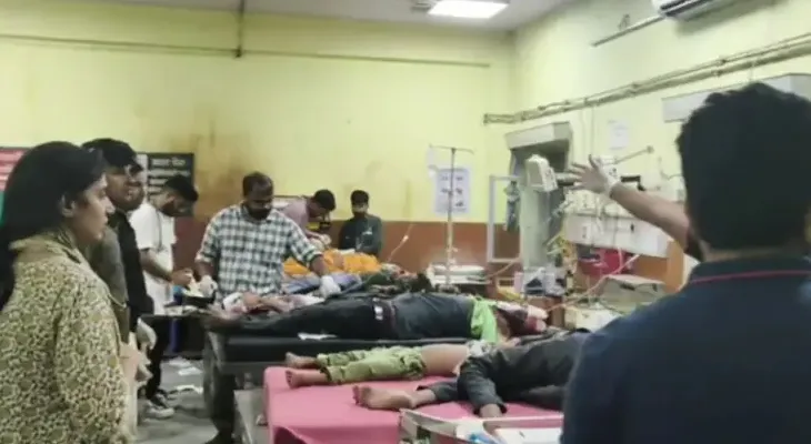 পুজো দিয়ে ফেরার পথে মর্মান্তিক দুর্ঘটনা, ট্রাকের সঙ্গে পিকআপ ভ্যানের ধাক্কায় মৃত ১১