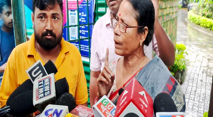 ভোল পাল্টে সিআইডি তদন্তের কথা মৃত টিএমসি নেতার মায়ের