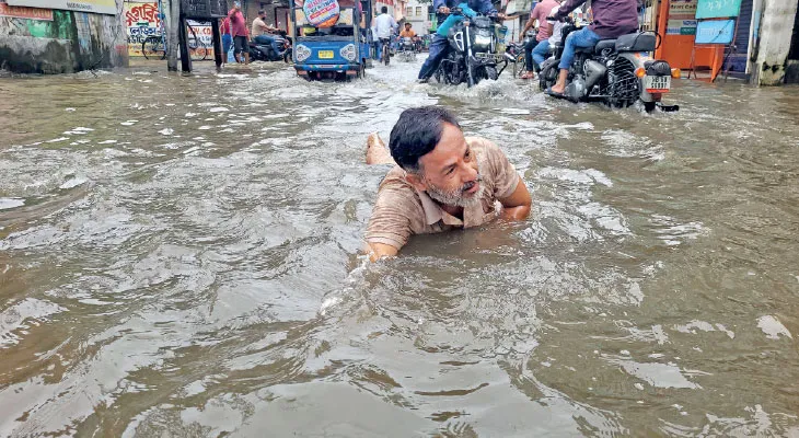 রায়গঞ্জে জমা জল দেখতে পরিদর্শনে বিধায়ক, তীব্র কটাক্ষ অরিন্দমের, জমা জলে সাঁতার কেটে প্রতিবাদ বিজেপি নেতার