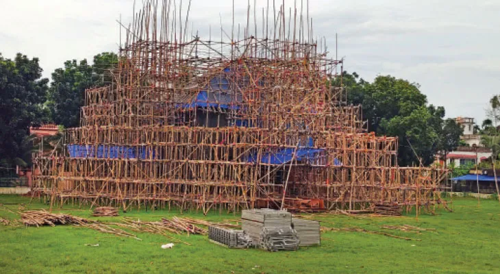 বন্যা পরিস্থিতি ভাবাচ্ছে উদ্যোক্তাদের, ঢিমেতালে হচ্ছে পুজোমণ্ডপের কাজ