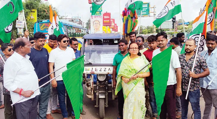 সেতুতে বন্ধ বাস চলাচল, বিনামূল্যে টোটোর ব্যবস্থা পুরসভা ও বিজেপির