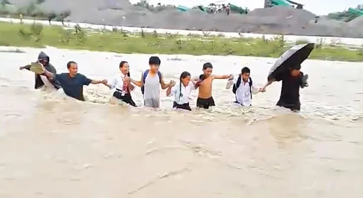 লেটিতে হড়পা বান, হাতে হাত ধরে নদী পার ১০ পড়ুয়ার