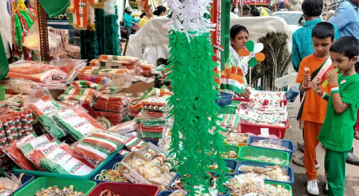 স্বাধীনতা দিবসের প্রাক্কালে উত্সবের মেজাজ, তেরঙায় সেজেছে কলকাতা