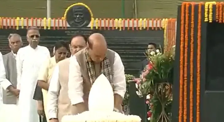 প্রাক্তন প্রধানমন্ত্রী অটল বিহারী বাজপেয়ীর মৃত্যুবার্ষিকীতে শ্রদ্ধা জানালেন নরেন্দ্র মোদি, রাজনাথ সিং-সহ অন্য নেতারা