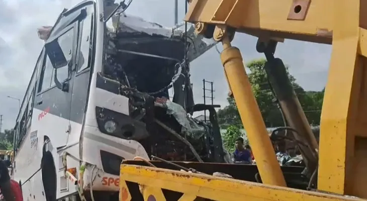 চালক ঘুমিয়ে পড়াতেই বর্ধমানে ভয়াবহ দুর্ঘটনা, মৃত ১১ পুণ্যার্থী, মৃত ও জখমদের আর্থিক ক্ষতিপূরণ দিল রাজ্য সরকার