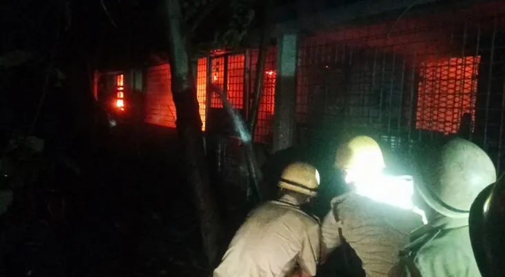 হীরাপুর থানার বার্নপুর ব্যাঙ্ক রোডে ইস্কোর একটি ফাঁকা বাংলোতে বিধ্বংসী অগ্নিকাণ্ড