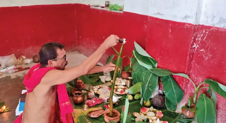কোচবিহার: বড়দেবীর মন্দিরে গৃহারম্ভ পুজোর মধ্য দিয়ে শারদোৎসবের ঢাকে কাঠি