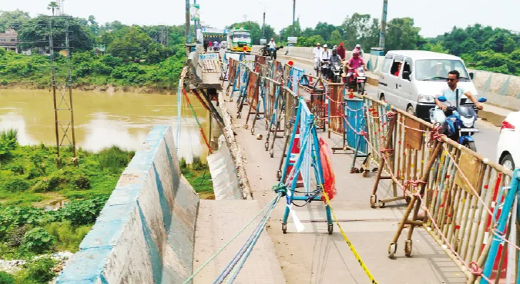 গার্ডওয়াল ভেঙে দুর্ভোগ, দ্বিতীয় সেতুর দাবি তুলছেন এলাকাবাসী