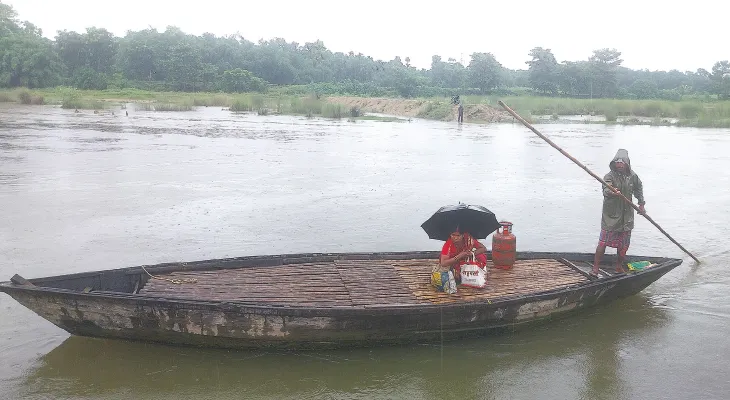 ডুডুয়া নদীতে নেই সেতু, বর্ষায় পড়ুয়ার উপস্থিতি কমছে পূর্ব মল্লিকপাড়া স্কুলে