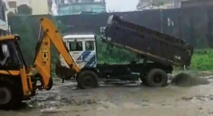 পুকুর ভরাট নিয়ে কৃষ্ণ-অরিন্দমের আকচাআকচি