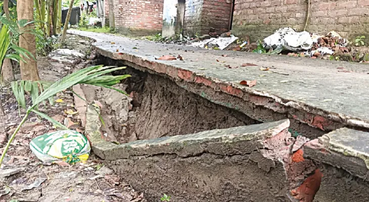 অশোকনগরে বিদ্যাধরী খাল  সংস্কারের পরেও রাস্তায় ধস