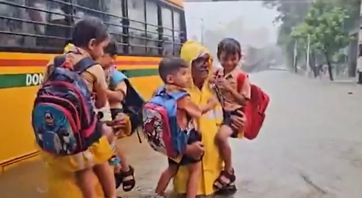ভারী বৃষ্টিতে বিপর্যস্ত মুম্বই! বন্ধ স্কুল, কলেজ