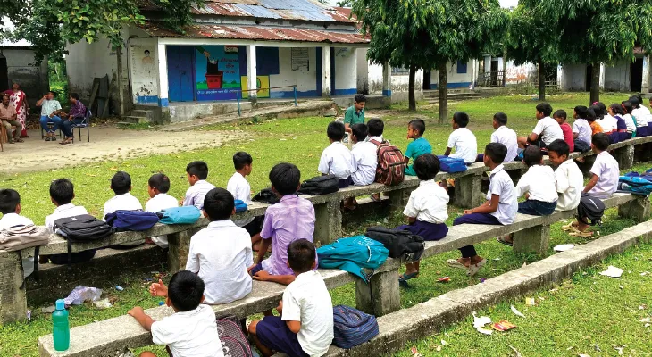 মেখলিগঞ্জ: ফুলকাডাবরি বিদ্যালয়ে শ্রেণিকক্ষে ঢুকছে সাপ, খোলা আকাশের নীচেই বসল ক্লাস