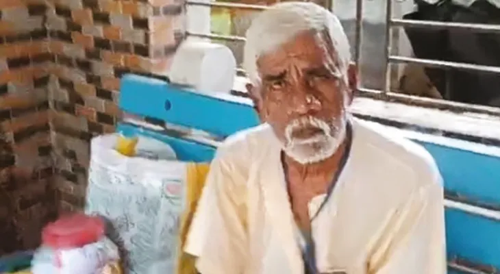 খড়ারে যাত্রী প্রতীক্ষালয়ে অবহেলায় পড়ে বৃদ্ধ, খোঁজই নেয়নি পরিবার