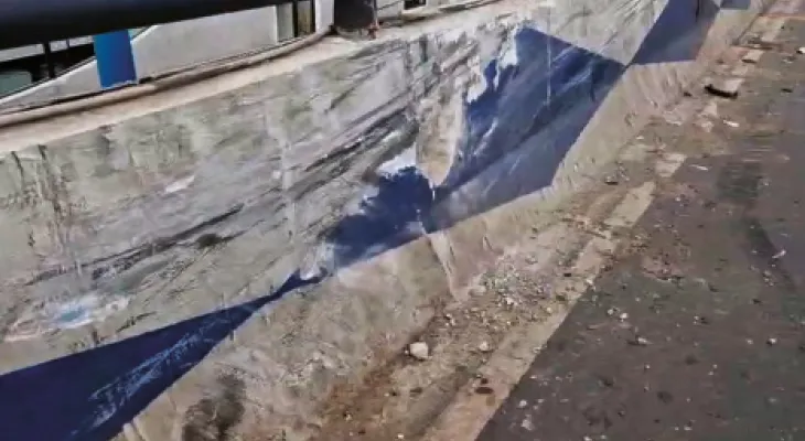 রেষারেষির জেরে ফের  মা ফ্লাইওভারে উল্টে গেল গাড়ি, বেপাত্তা চালক