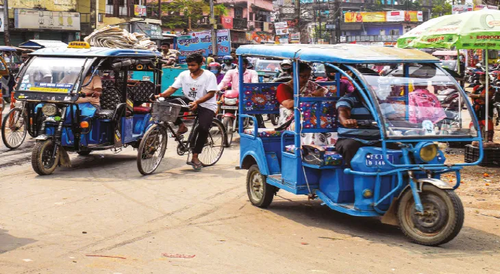 বালুরঘাটে টোটোর দাপট, নিয়ন্ত্রণের দাবি শহরবাসীর