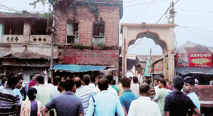 ভগ্নপ্রায় বাড়ি ভেঙে আহত ১