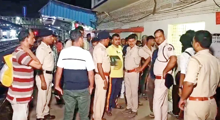 ট্রেনের ধাক্কায় দুই পা কাটা গেল যুবকের, অন্তর্বাস পরে ‘নেশাগ্রস্ত’ স্টেশন ম্যানেজার, সহযোগিতা চাইতে গিয়ে বিক্ষোভ যাত্রীদের