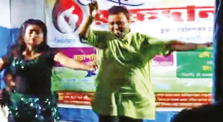 জয়নগরে মঞ্চে নর্তকীর সঙ্গে খাদ্য কর্মাধ্যক্ষের চটুল নাচ ভাইরাল, সমালোচনা