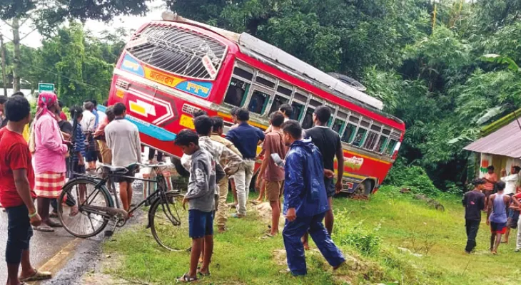 বাইক চালককে বাঁচাতে গিয়ে দুর্ঘটনার কবলে বাস, জখম ২