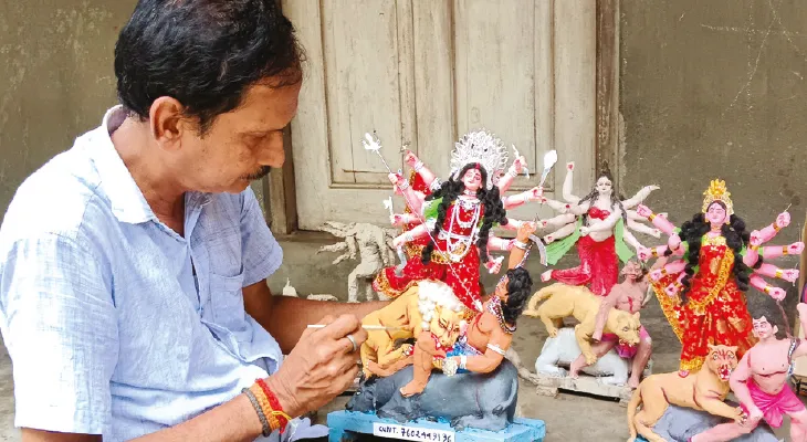 জলপাইগুড়ির দেবাশিসের তৈরি ‘মিনি দুর্গা’র চাহিদা বিদেশেও!